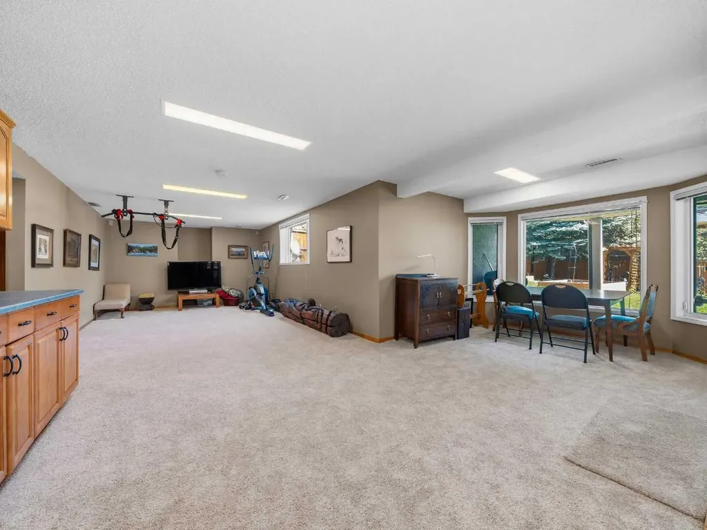 208 Shawnee Gardens SW Calgary AB T2Y 2V1