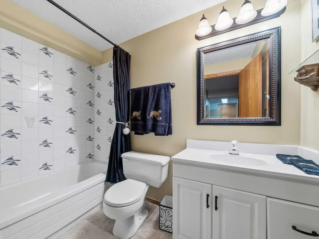 208 Shawnee Gardens SW Calgary AB T2Y 2V1
