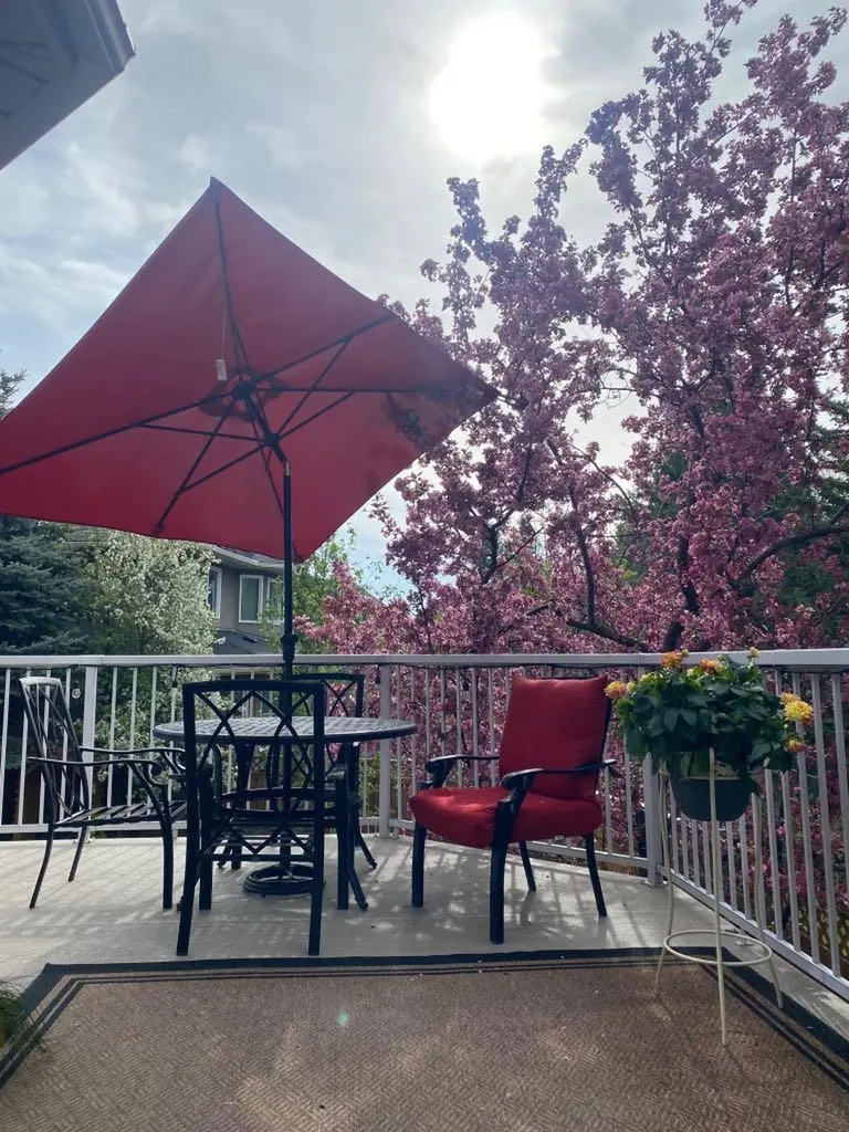 208 Shawnee Gardens SW Calgary AB T2Y 2V1