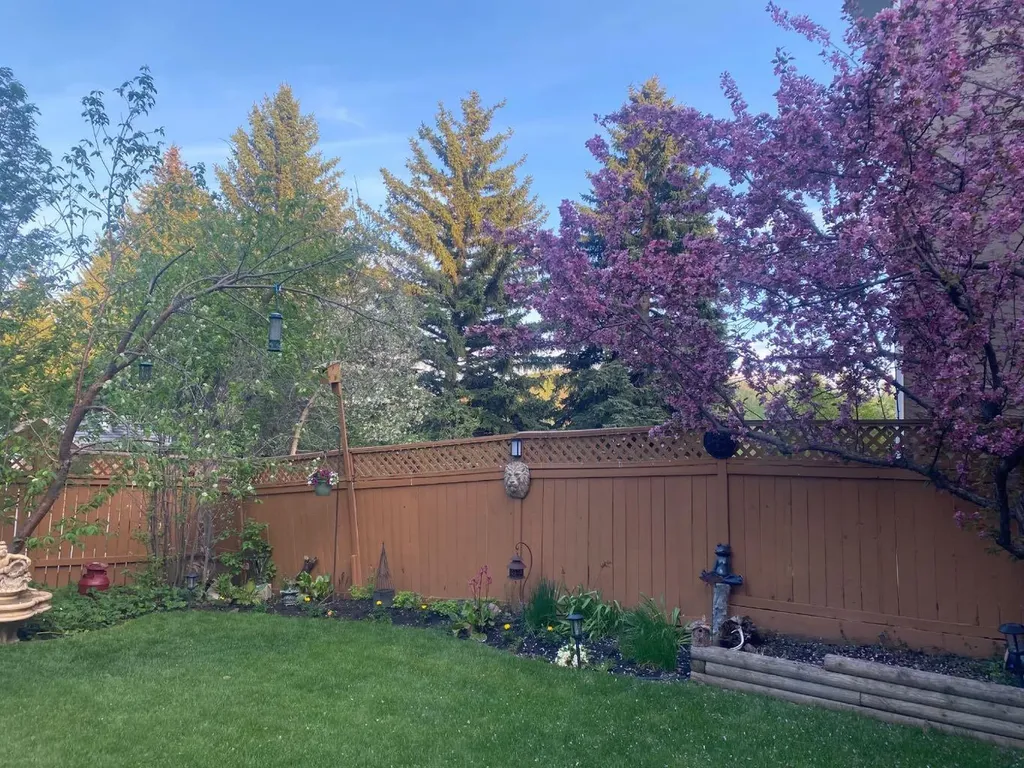 208 Shawnee Gardens SW Calgary AB T2Y 2V1