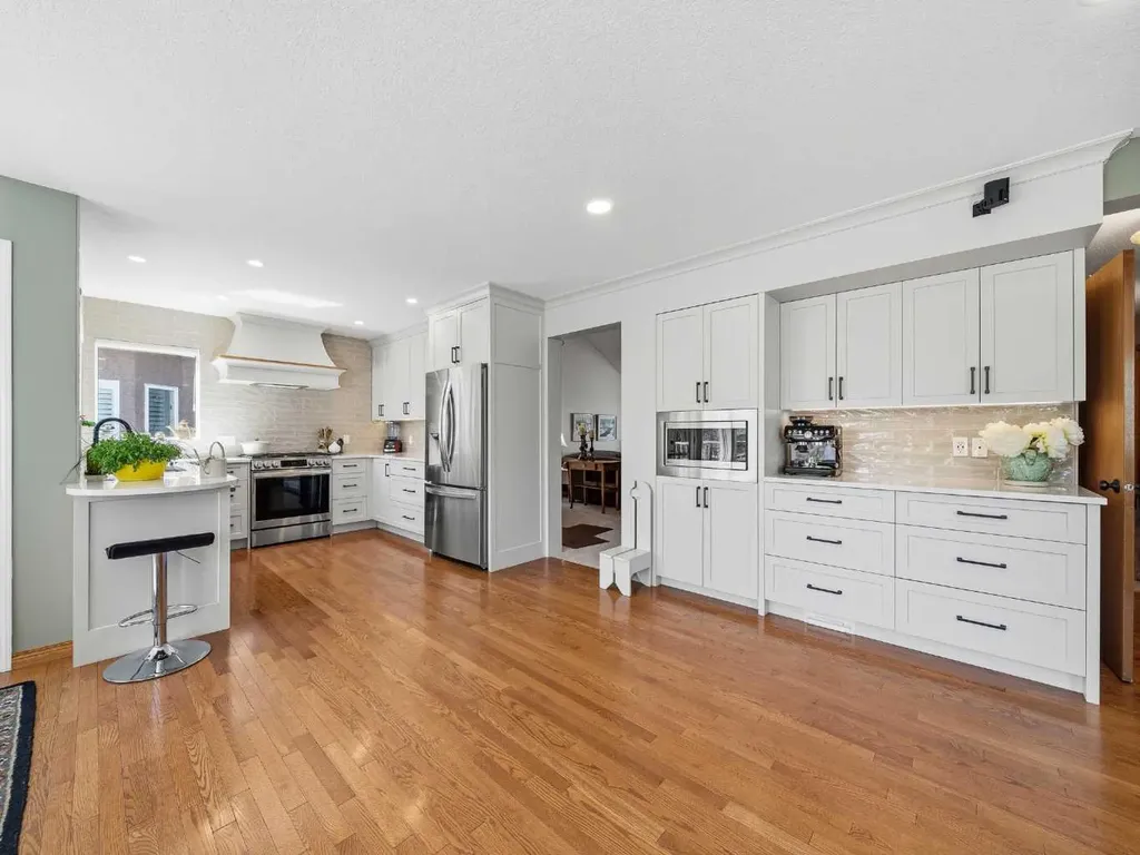 208 Shawnee Gardens SW Calgary AB T2Y 2V1