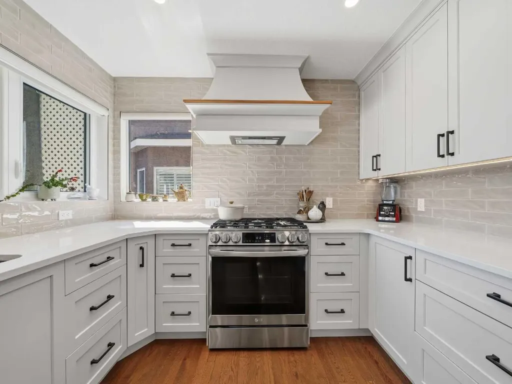 208 Shawnee Gardens SW Calgary AB T2Y 2V1