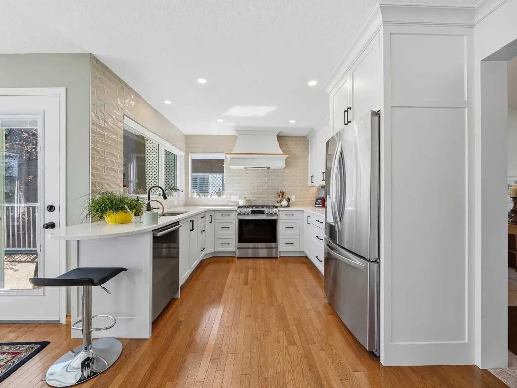 208 Shawnee Gardens SW Calgary AB T2Y 2V1