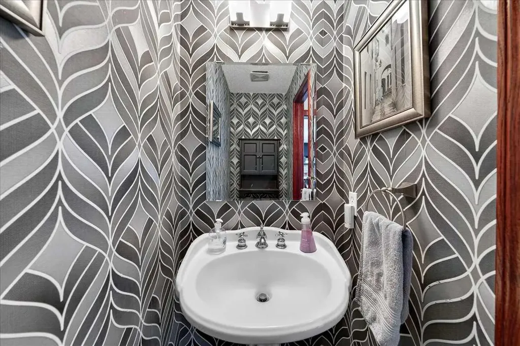 18 Inverness Rise SE Calgary AB T2Z 2X2