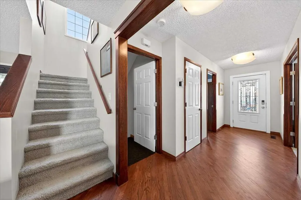 18 Inverness Rise SE Calgary AB T2Z 2X2