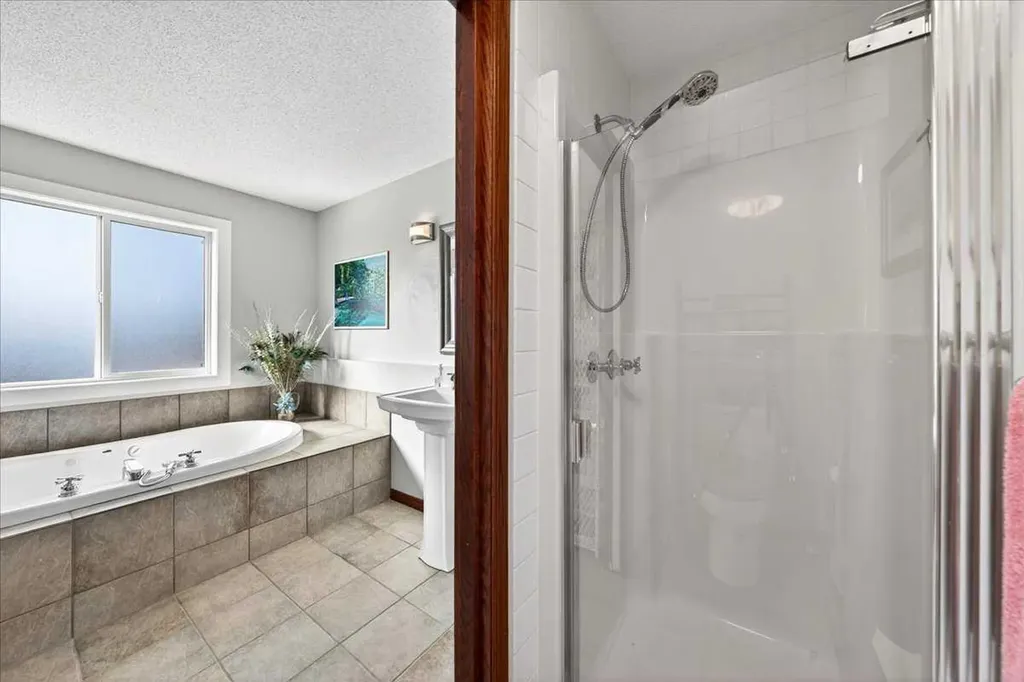 18 Inverness Rise SE Calgary AB T2Z 2X2