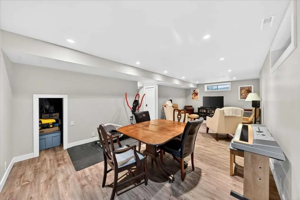 18 Inverness Rise SE Calgary AB T2Z 2X2