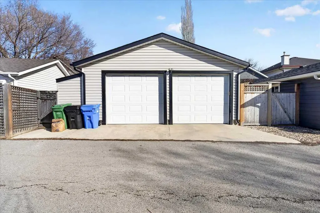 18 Inverness Rise SE Calgary AB T2Z 2X2