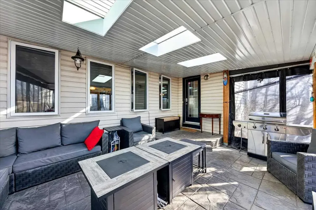 18 Inverness Rise SE Calgary AB T2Z 2X2