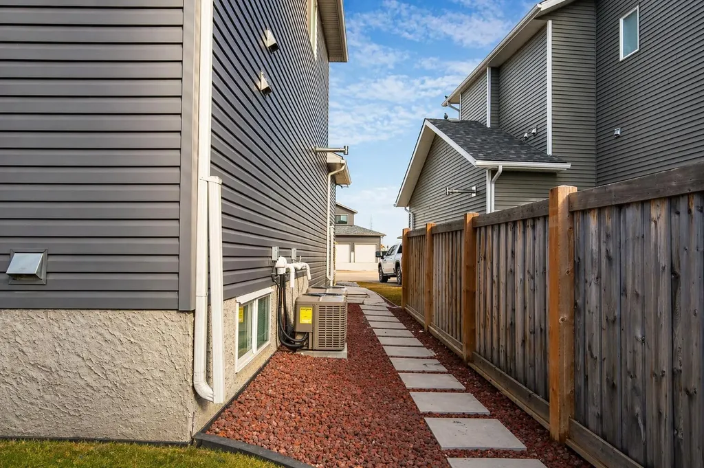 13522 104a Street Grande Prairie AB T8V 6K9