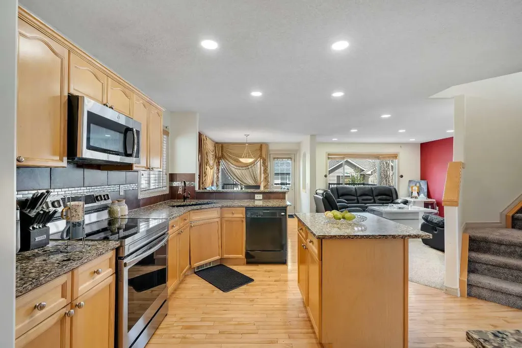 133 Everwoods Close SW Calgary AB T2Y 5A6