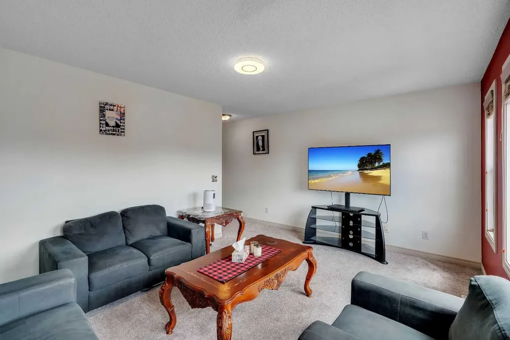 133 Everwoods Close SW Calgary AB T2Y 5A6