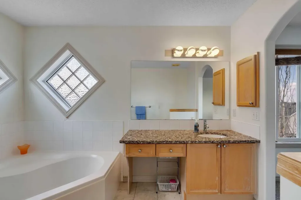 133 Everwoods Close SW Calgary AB T2Y 5A6