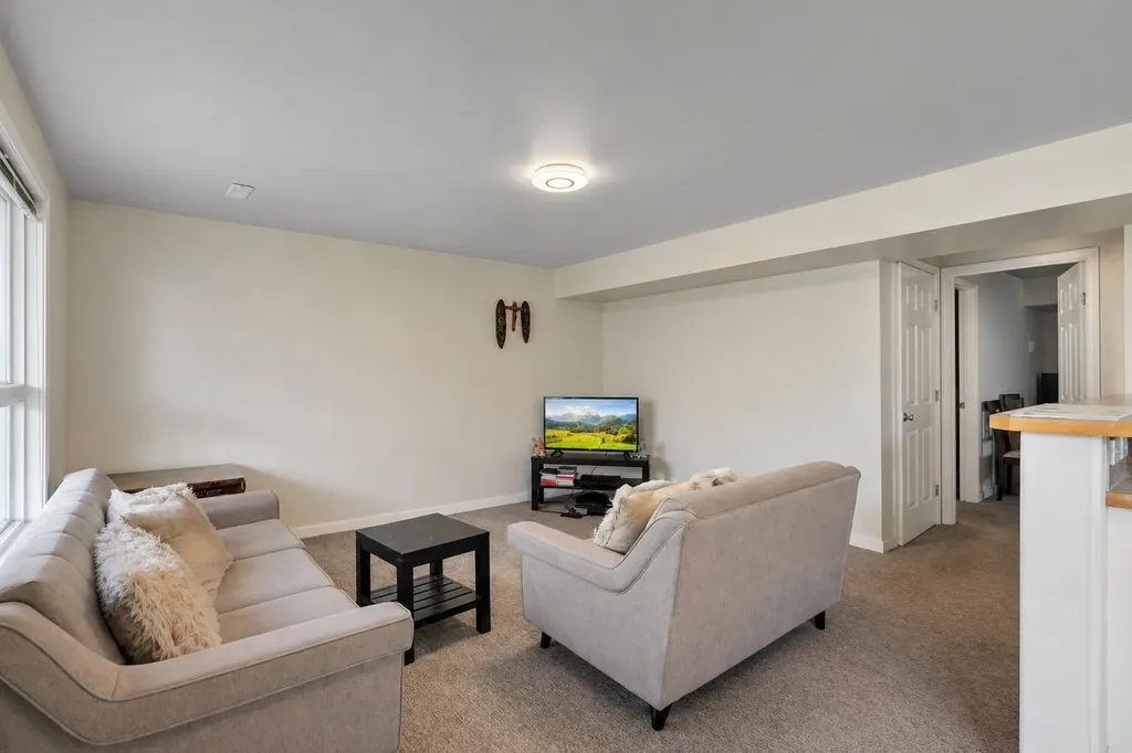 133 Everwoods Close SW Calgary AB T2Y 5A6