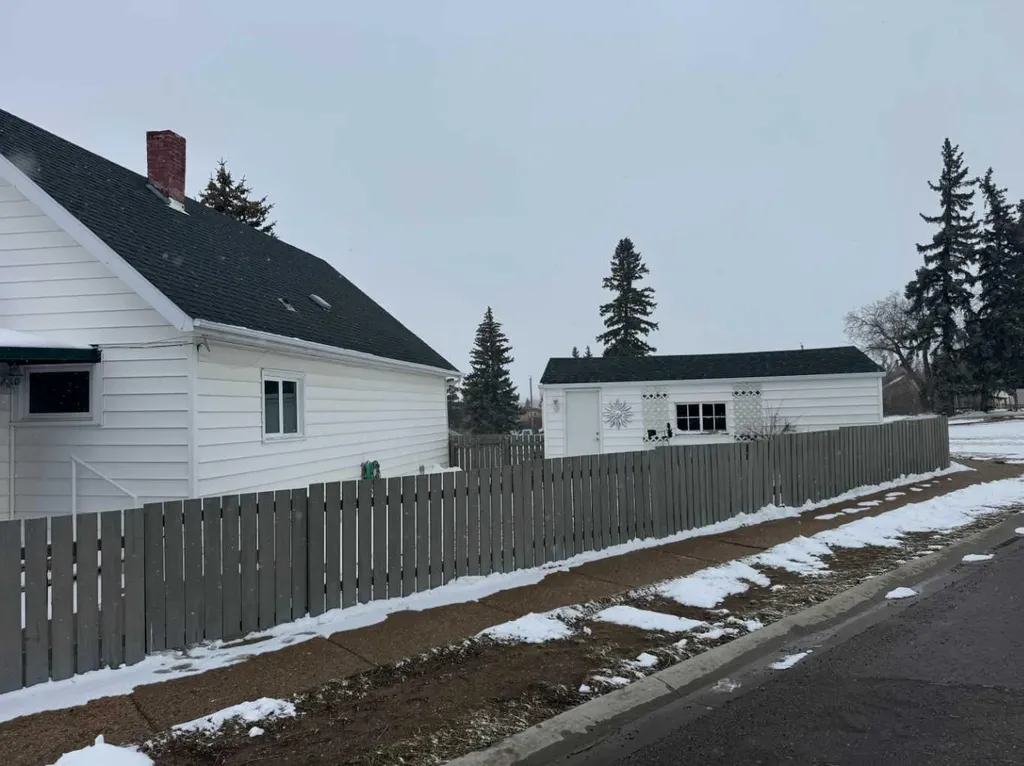 61 Mackenzie Avenue Hughenden AB T0B 2E0
