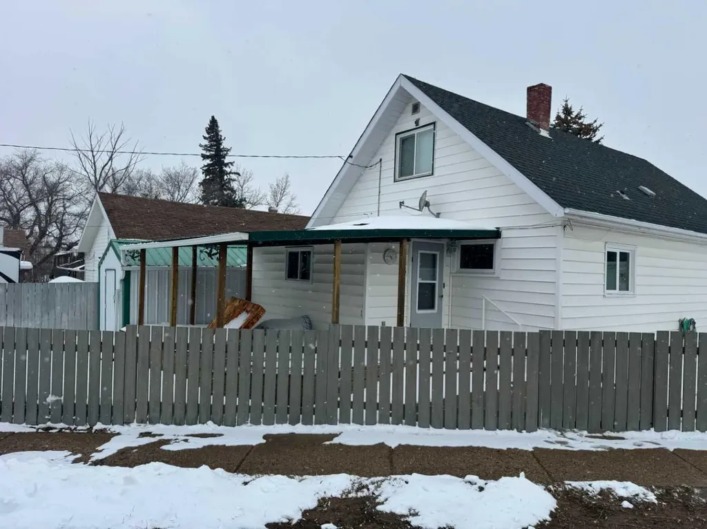 61 Mackenzie Avenue Hughenden AB T0B 2E0