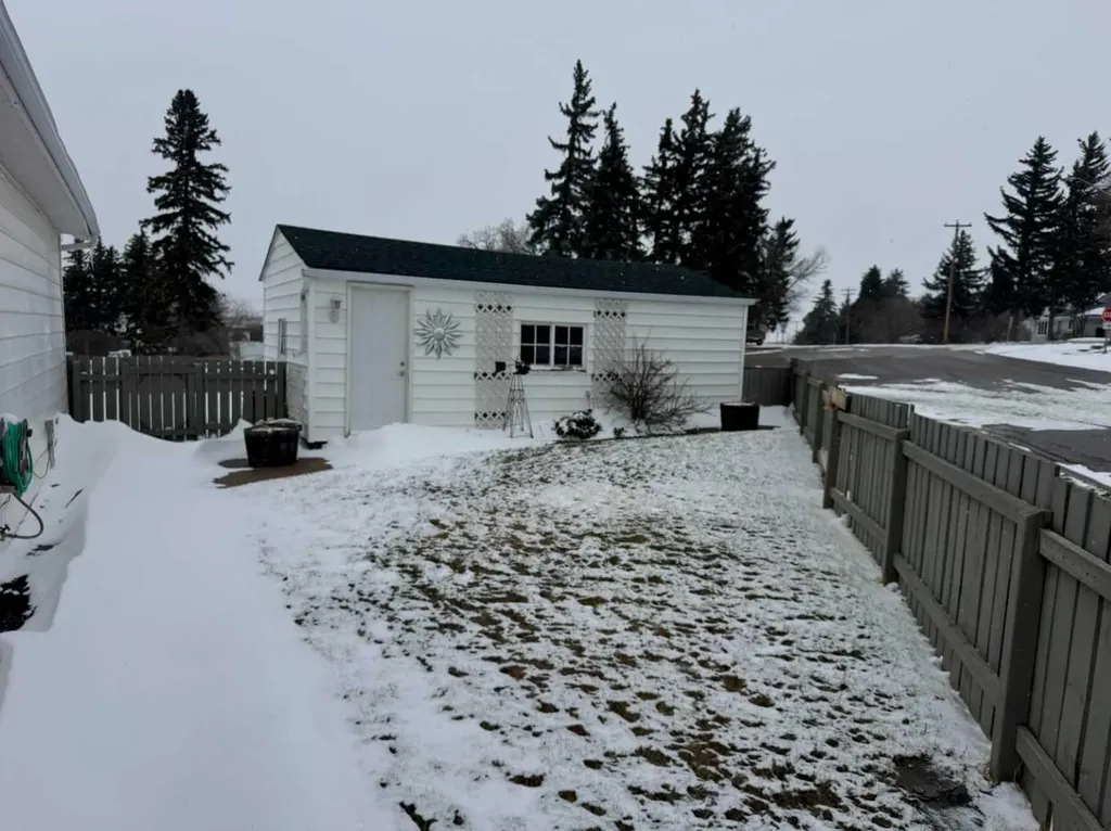 61 Mackenzie Avenue Hughenden AB T0B 2E0