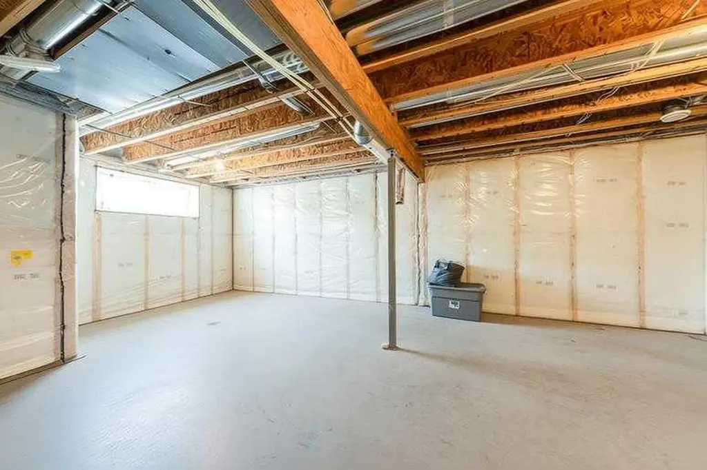 76 Lucas Boulevard NW Calgary AB T3P 1H9