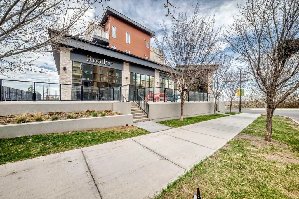 30 Shawnee Common SW Calgary AB T2Y 0R1