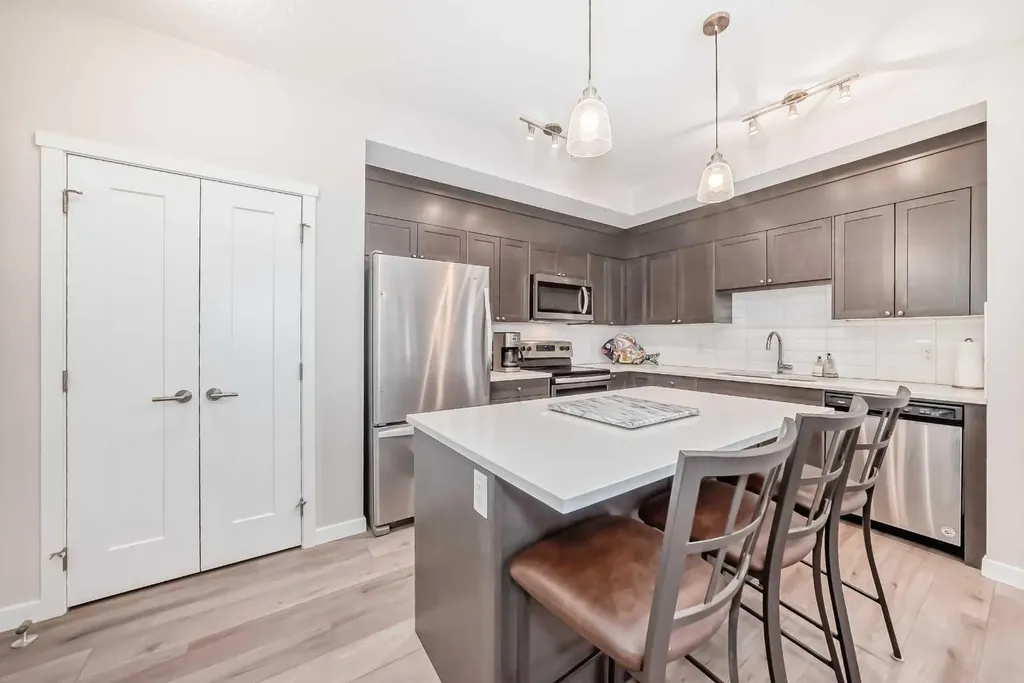 30 Shawnee Common SW Calgary AB T2Y 0R1