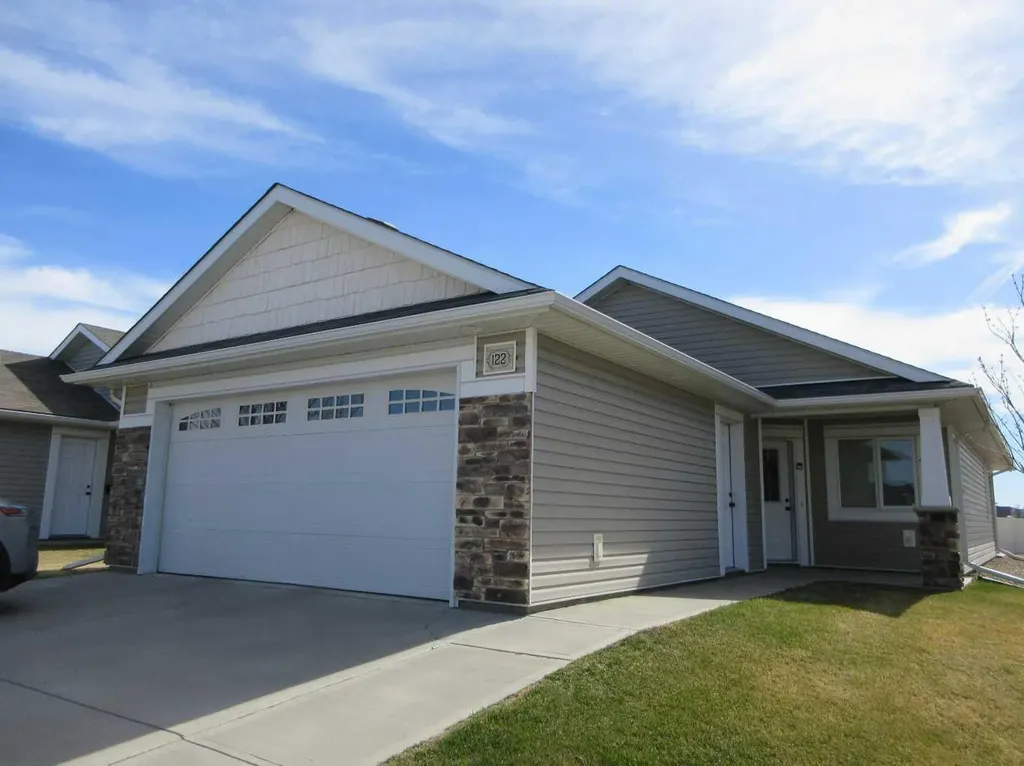 122 Chartwell Place SE Medicine Hat AB T1B 0E4