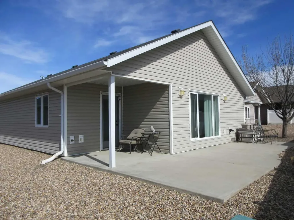 122 Chartwell Place SE Medicine Hat AB T1B 0E4