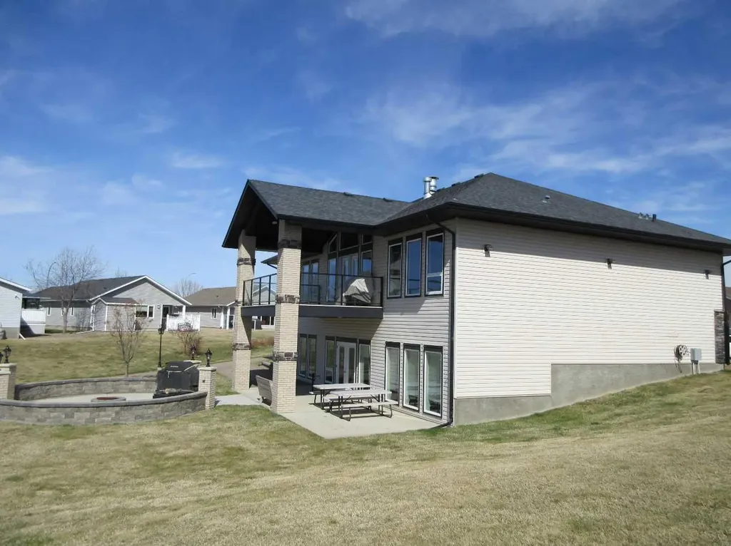 122 Chartwell Place SE Medicine Hat AB T1B 0E4