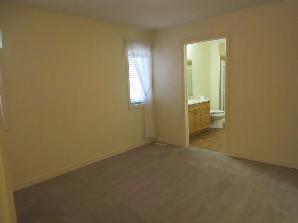 122 Chartwell Place SE Medicine Hat AB T1B 0E4