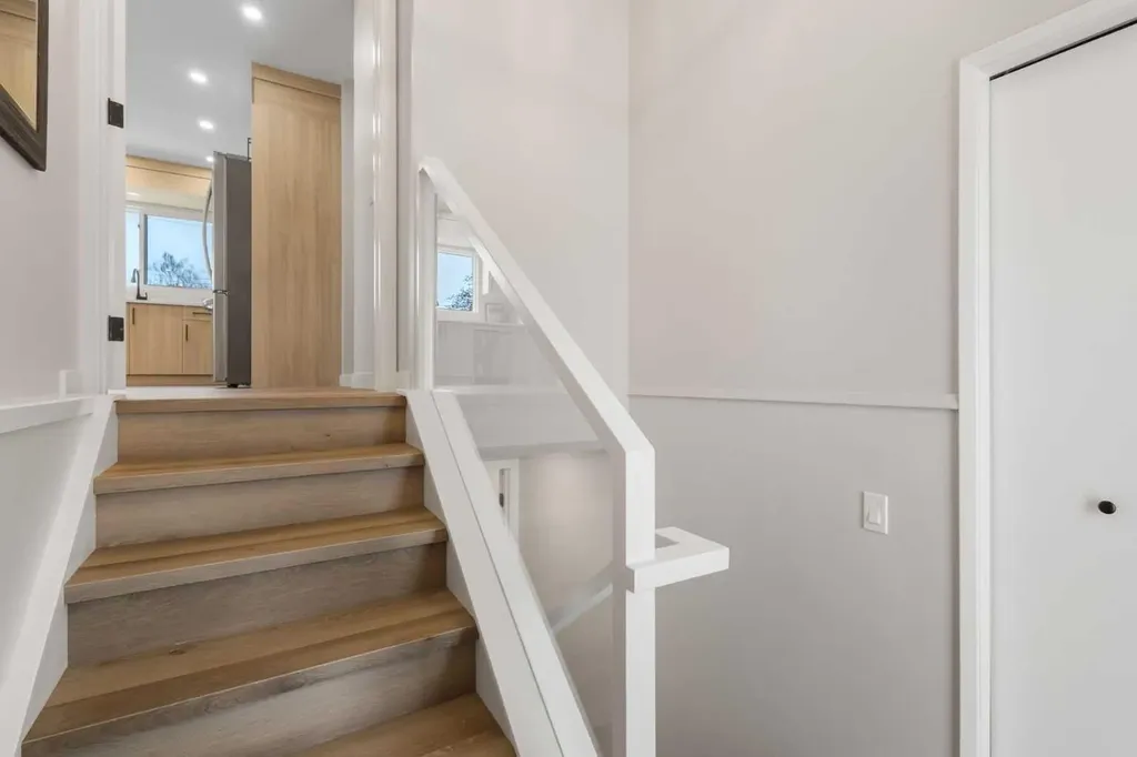 198 Silver Brook Road NW Calgary AB T3B 3J1