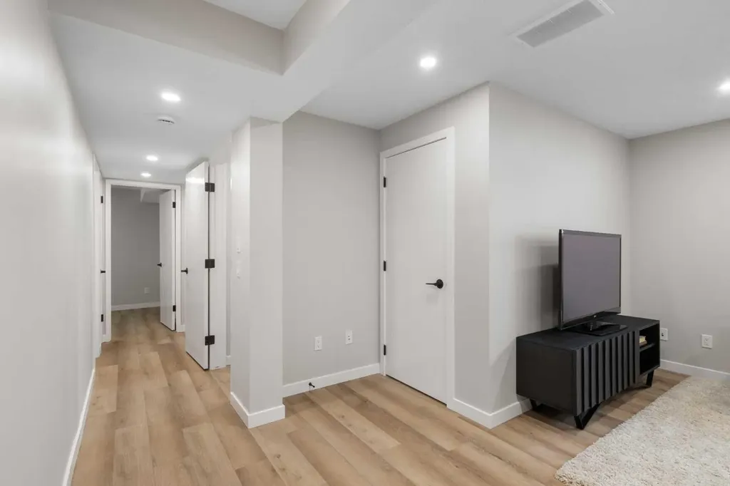 198 Silver Brook Road NW Calgary AB T3B 3J1