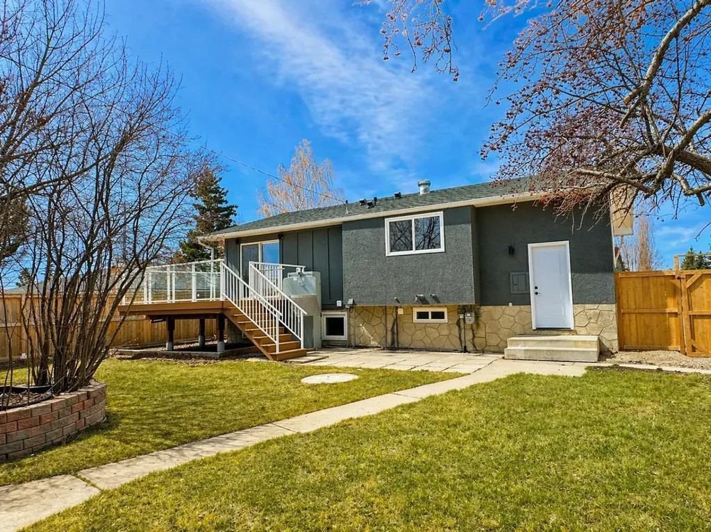 198 Silver Brook Road NW Calgary AB T3B 3J1