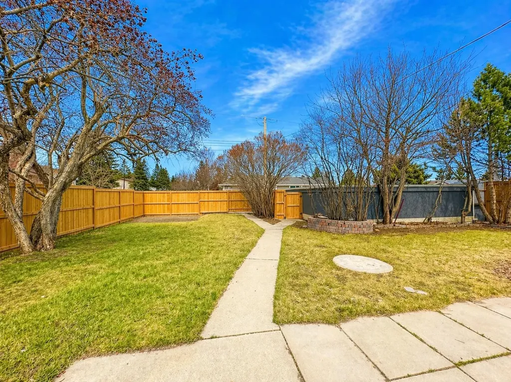 198 Silver Brook Road NW Calgary AB T3B 3J1