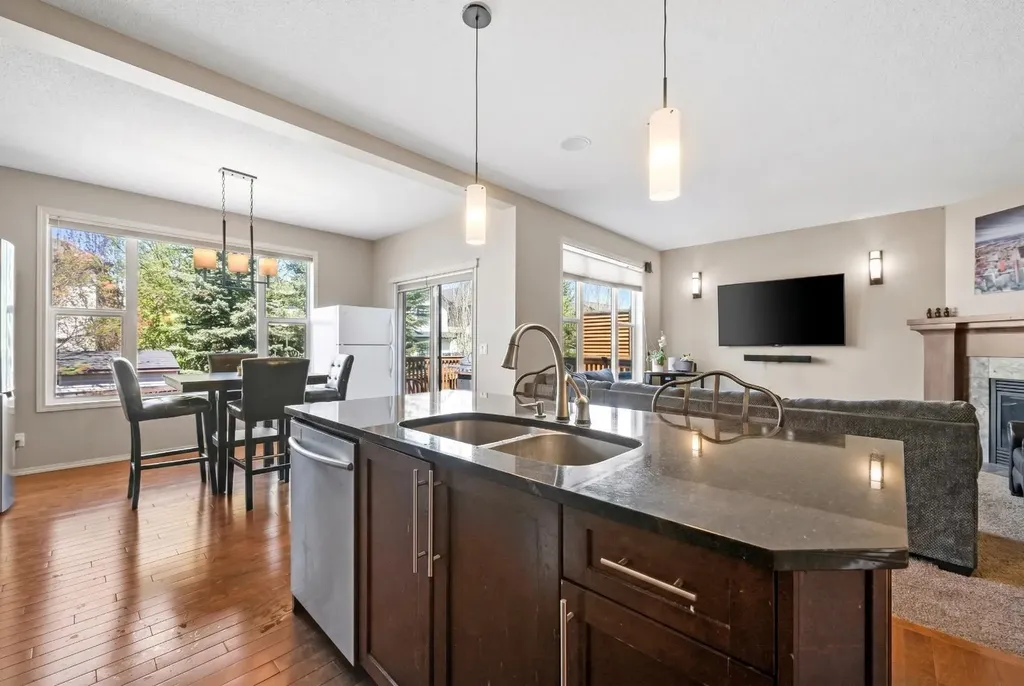 16 Cranarch Grove SE Calgary AB T3M 0V5