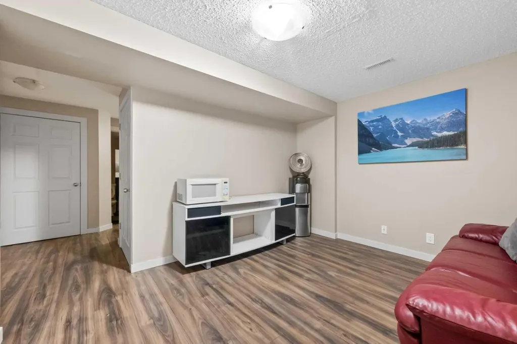 16 Cranarch Grove SE Calgary AB T3M 0V5