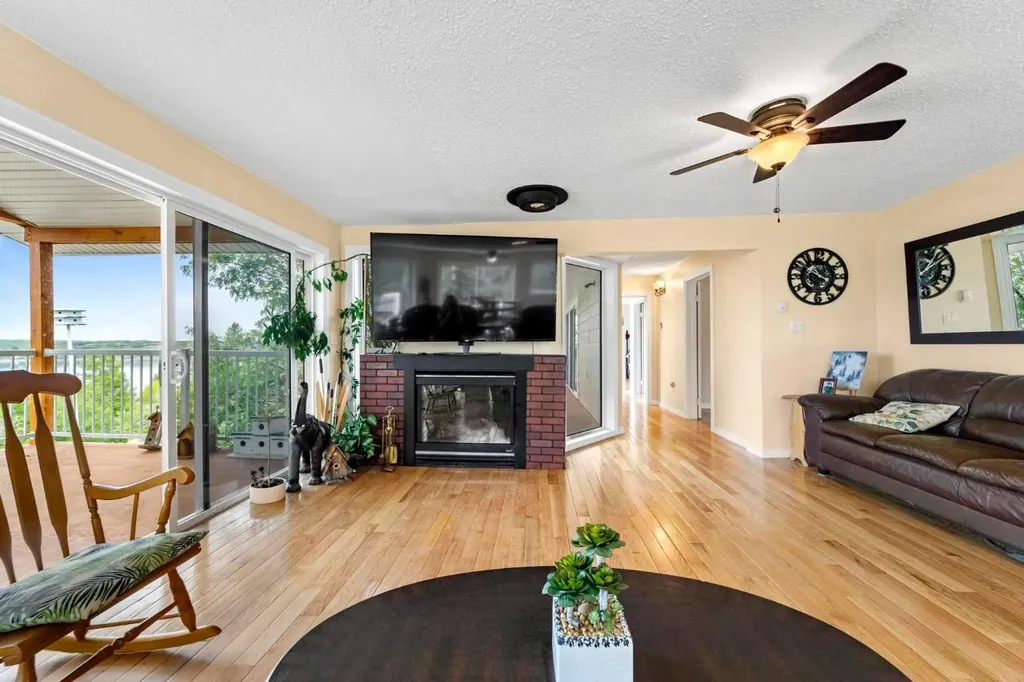 325 Minnewaukan Road Tillicum Beach AB T4V 2m9