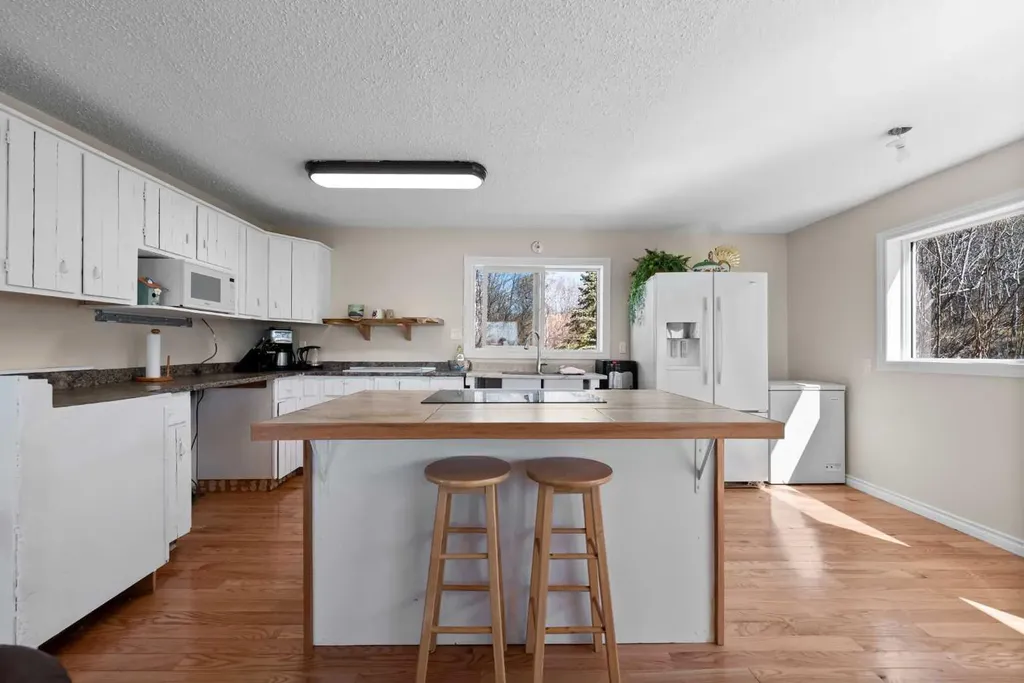 325 Minnewaukan Road Tillicum Beach AB T4V 2m9