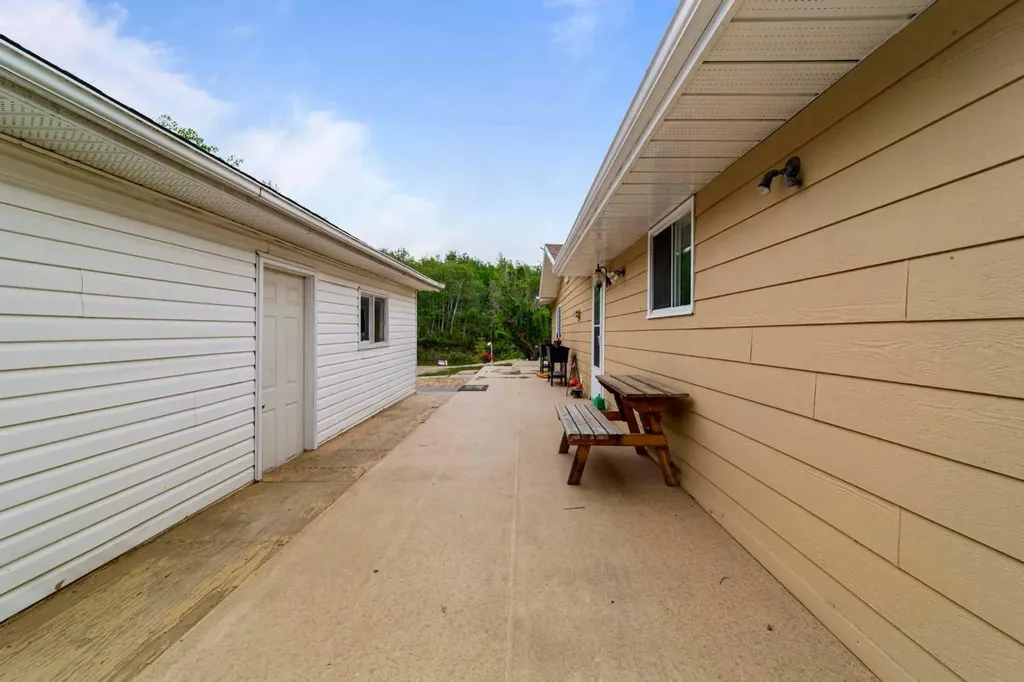 325 Minnewaukan Road Tillicum Beach AB T4V 2m9
