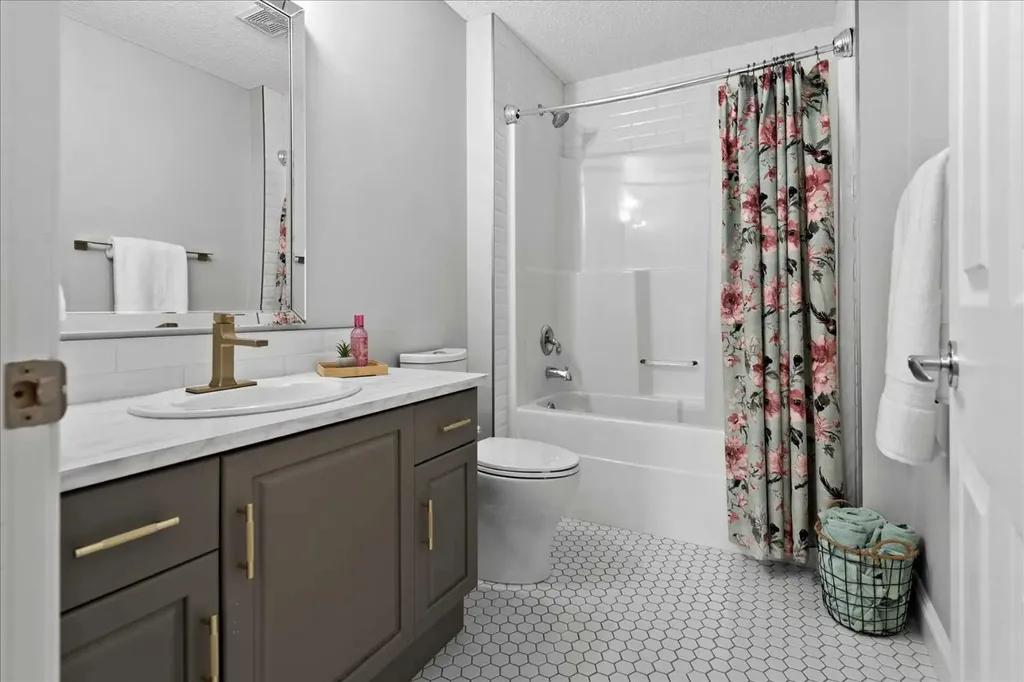 255 Gleneagles View Cochrane AB T4C 2H5