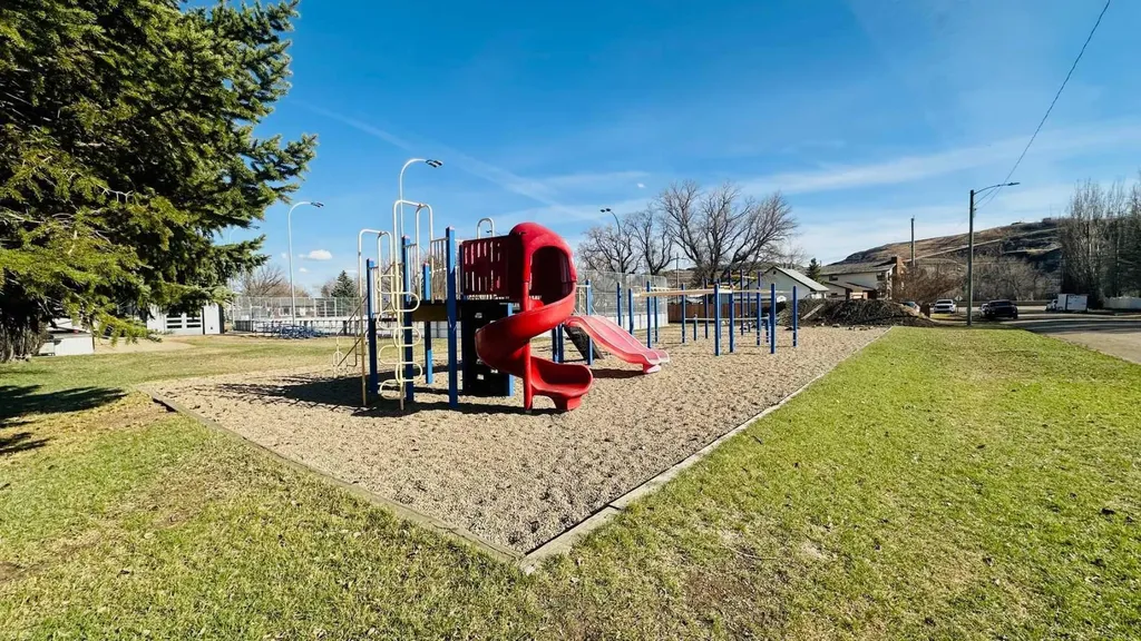 103 24 Street NW Drumheller AB T0J 0Y1