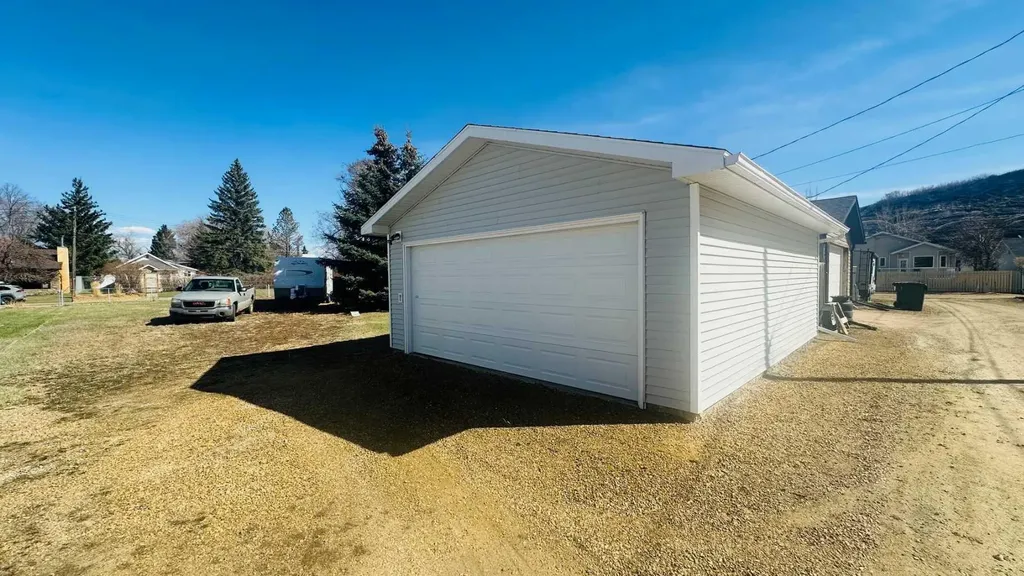 103 24 Street NW Drumheller AB T0J 0Y1