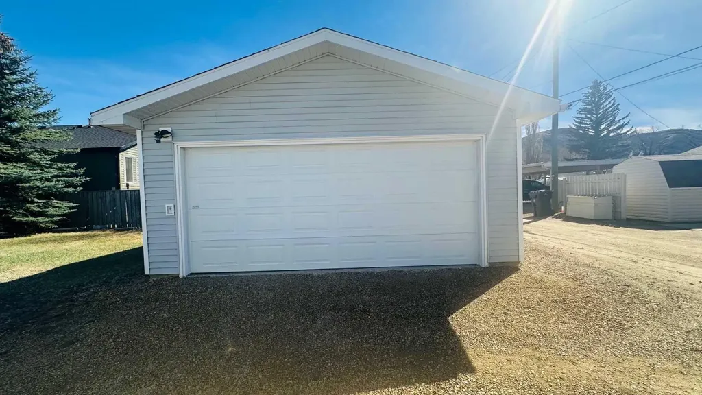 103 24 Street NW Drumheller AB T0J 0Y1