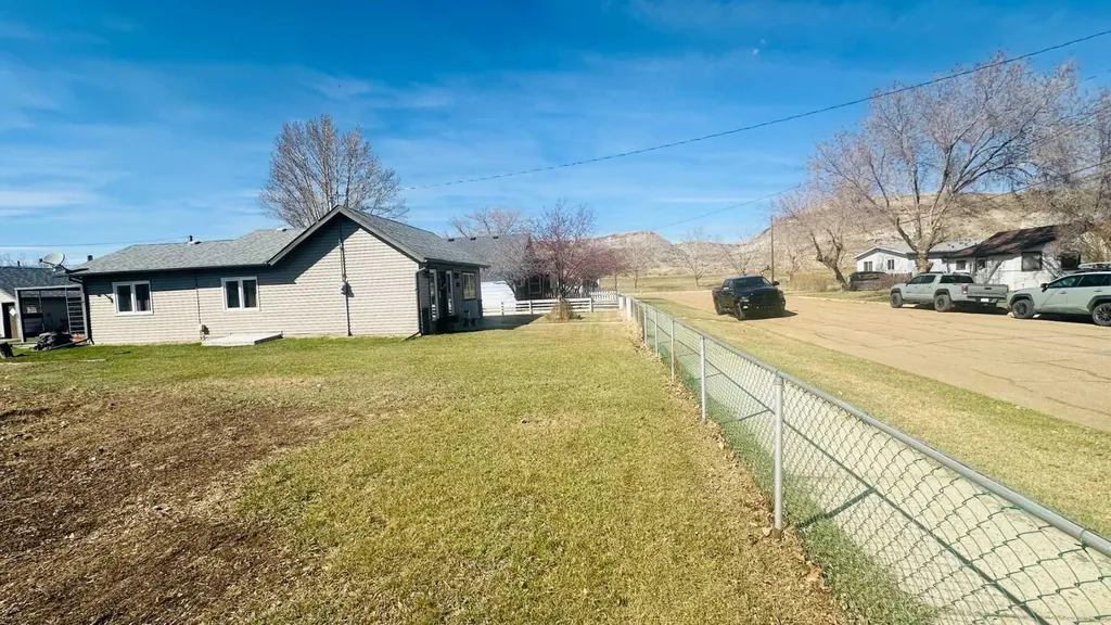 103 24 Street NW Drumheller AB T0J 0Y1