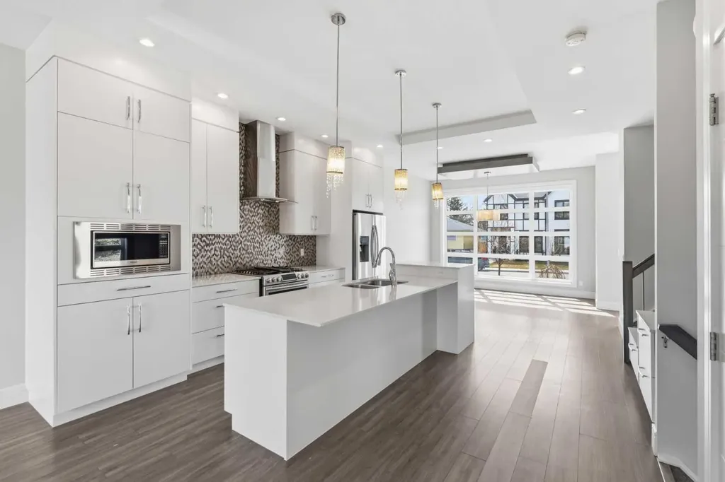 2052 46 Avenue SW Calgary AB T2T 2R9