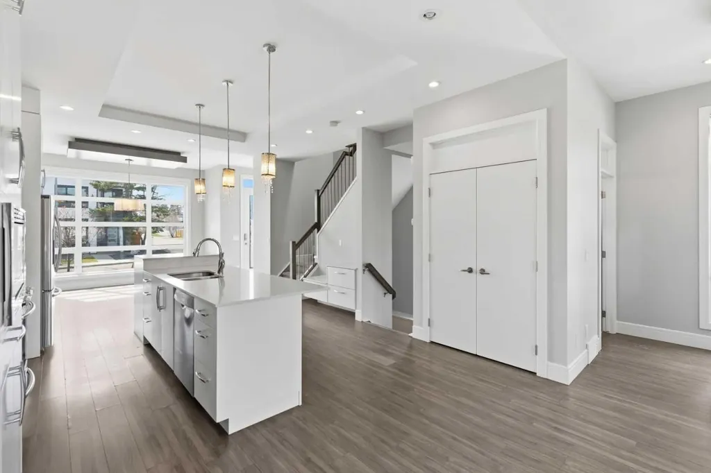2052 46 Avenue SW Calgary AB T2T 2R9