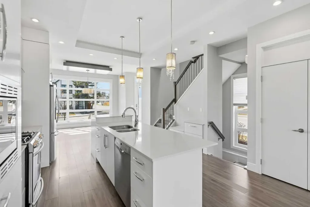 2052 46 Avenue SW Calgary AB T2T 2R9