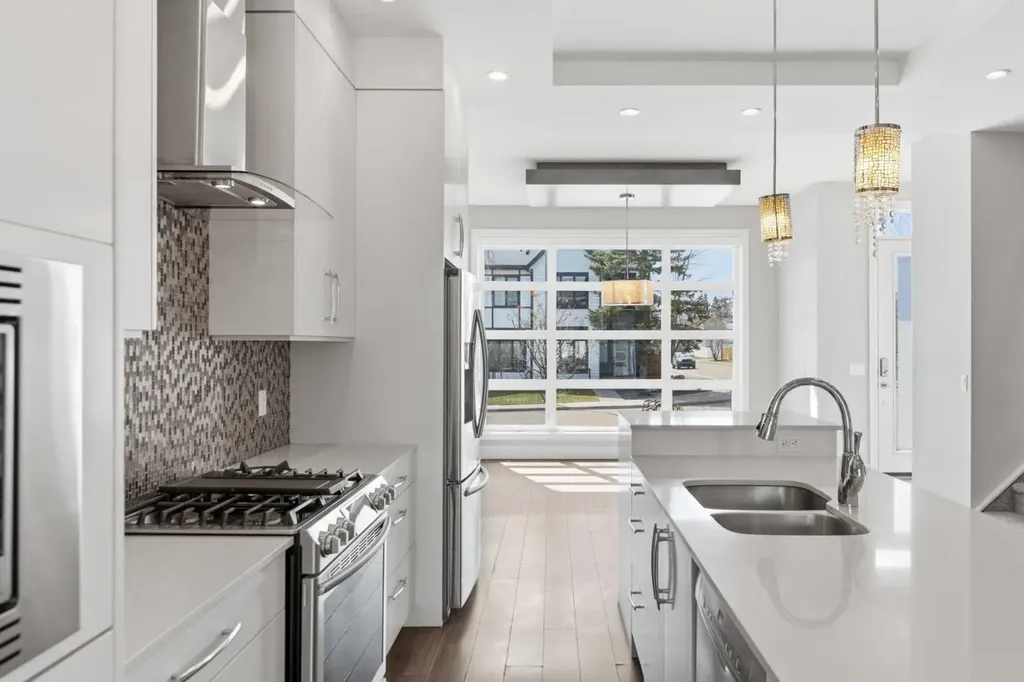 2052 46 Avenue SW Calgary AB T2T 2R9