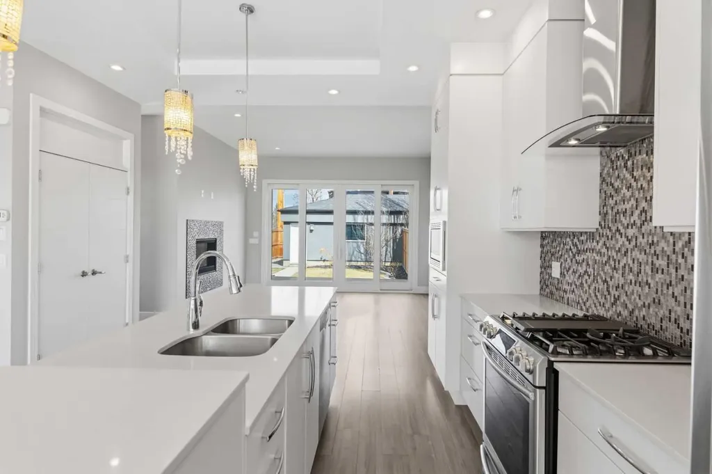 2052 46 Avenue SW Calgary AB T2T 2R9