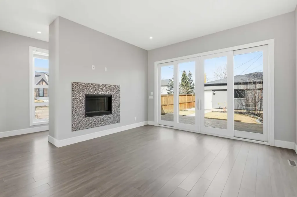2052 46 Avenue SW Calgary AB T2T 2R9