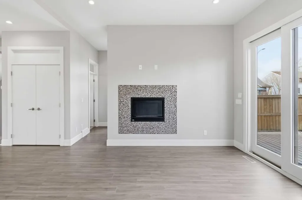 2052 46 Avenue SW Calgary AB T2T 2R9