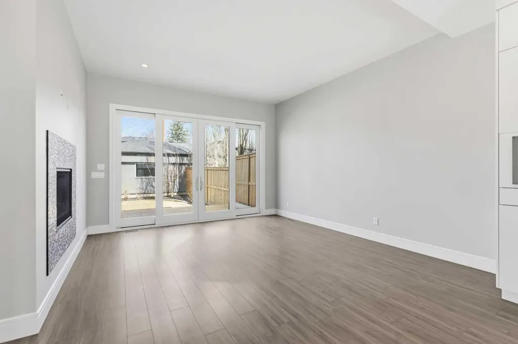 2052 46 Avenue SW Calgary AB T2T 2R9